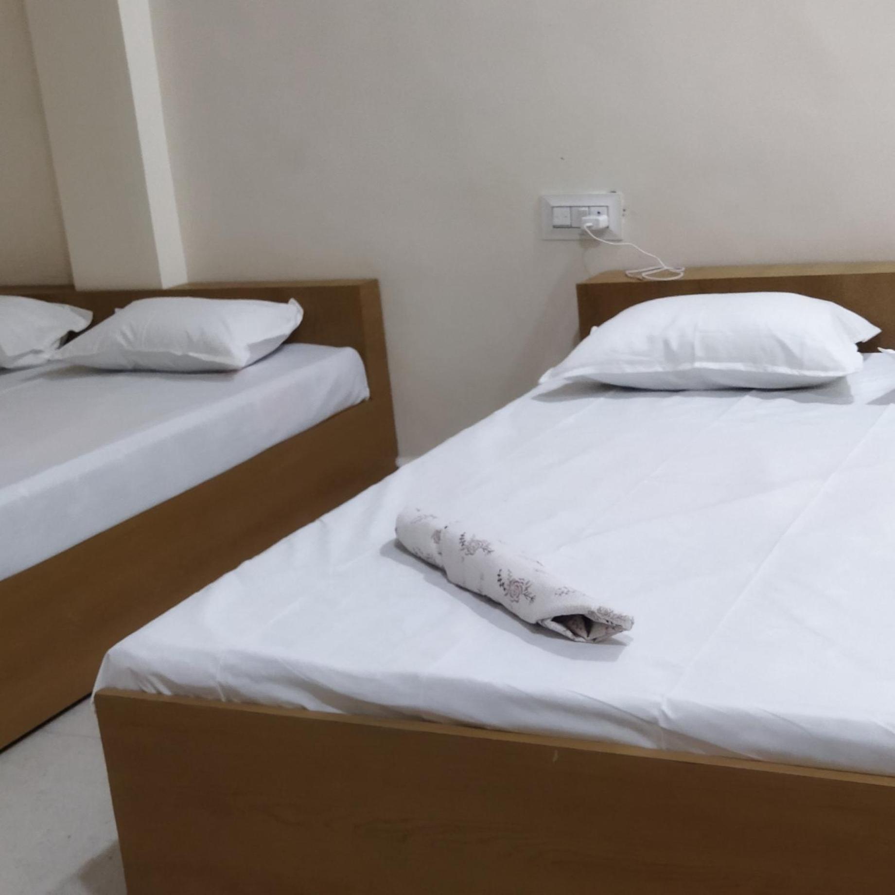 Shree Gajlaxmi Hotel Walking Distance From Mahakaleswar อุจเจน ภายนอก รูปภาพ