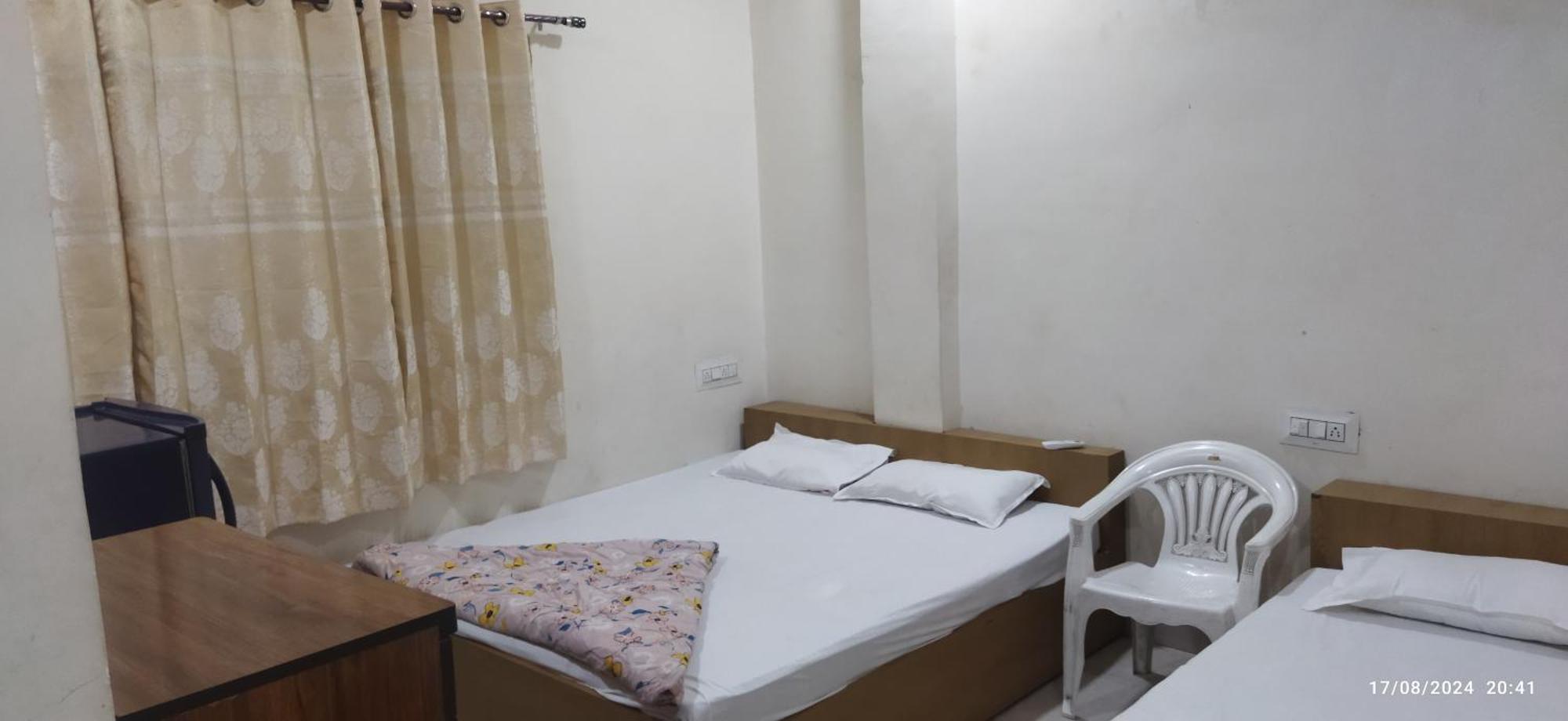 Shree Gajlaxmi Hotel Walking Distance From Mahakaleswar อุจเจน ภายนอก รูปภาพ